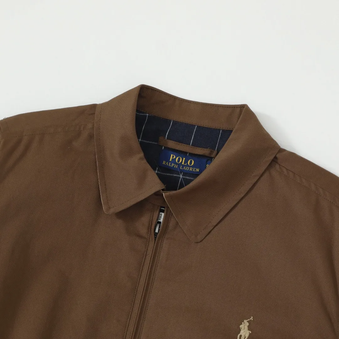 P350 #R25 Ralph Lauren/Ralph Lauren classic unisex old cadre zipper jacket RL12168 Same style as Yi Mengling Item number: RL12168 Recommended by many fashion bloggers, the Harrington jacket's lapel zipper windproof design perfectly blends casual style with street trend elements, making it very suitable for neutral wear. The fabric texture of the jacket is excellent and comfortable to wear. It is a very versatile and trendy jacket. Original development, 100% pure cotton fabric, exquisite embroidery, evergreen style for all seasons, feel free to buy it, retro will never go out of style!  Color: Khaki Black Navy Dark Green Brown Size: S/M/L/XL Length: 68/70/72/74 Bust: 128/132/136/140 Shoulder Width: 52/53/54/55